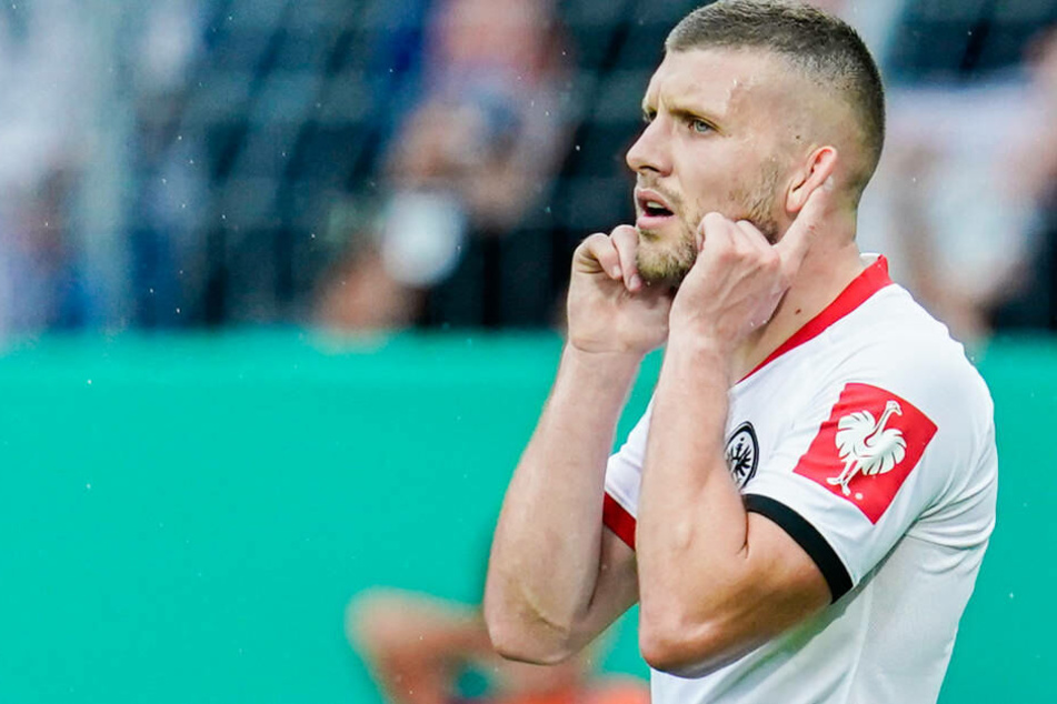 Im DFB-Pokal gegen Waldhof Mannheim (Foto) war Ante Rebic mit seinen drei Toren noch der Match-Winner. In der Europa League gegen Straßburg wurde der Stürmer nach schwacher erster Halbzeit ausgewechselt.