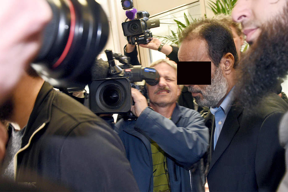 Der salafistische Prediger Ibrahim Abou-Nagie (M) stand in Köln wegen gewerbsmäßigen Betrugs vor Gericht.