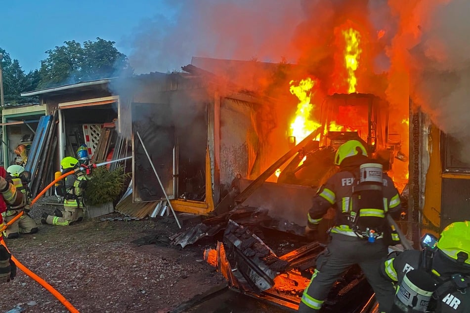Flammeninferno auf Firmengelände: Radlader komplett abgefackelt