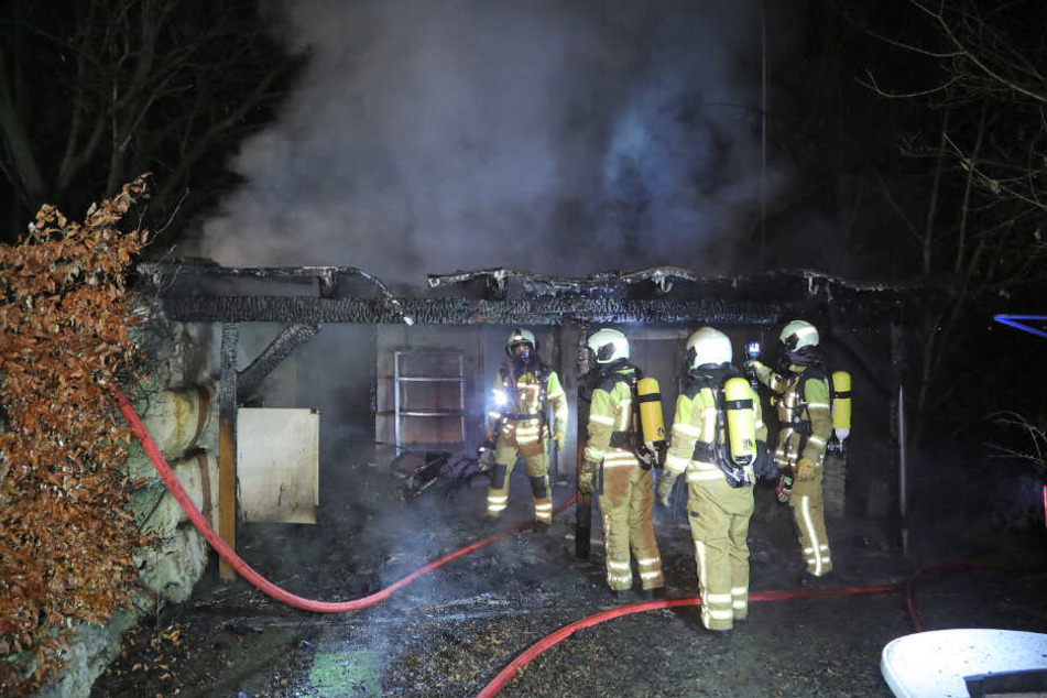 Feuerwehrleute am Einsatzort. Donnerstagnacht kam es im Dresden zu einem Laubenbrand.