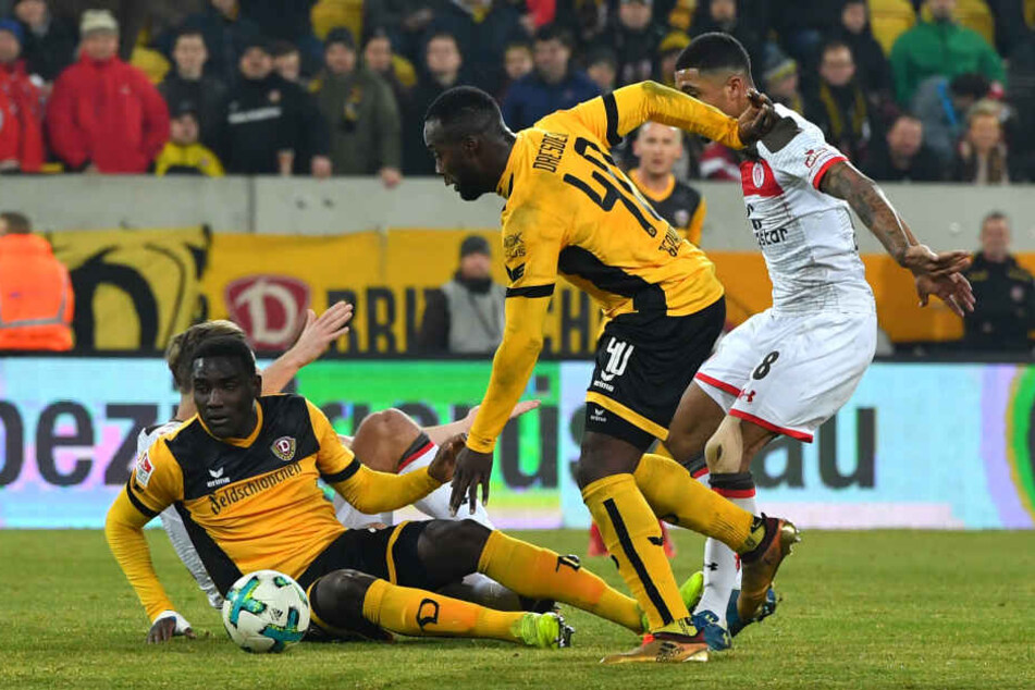 Peniel Mlapa (links) konnte nicht für die erhoffte Torgefahr im Dynamo-Sturm sorgen.