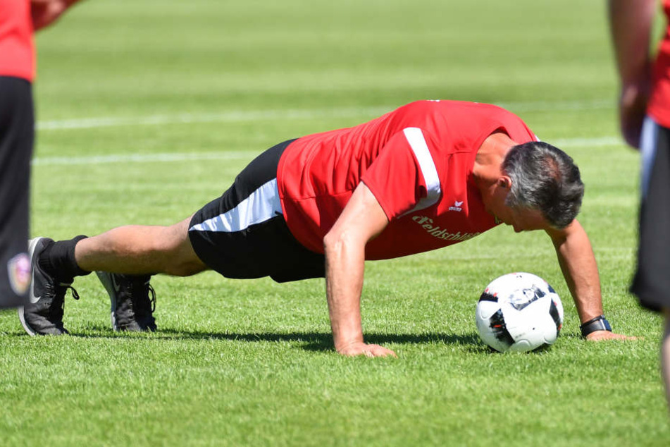 Auch Trainer Uwe Neuhaus will sich im Sommer fit halten.
