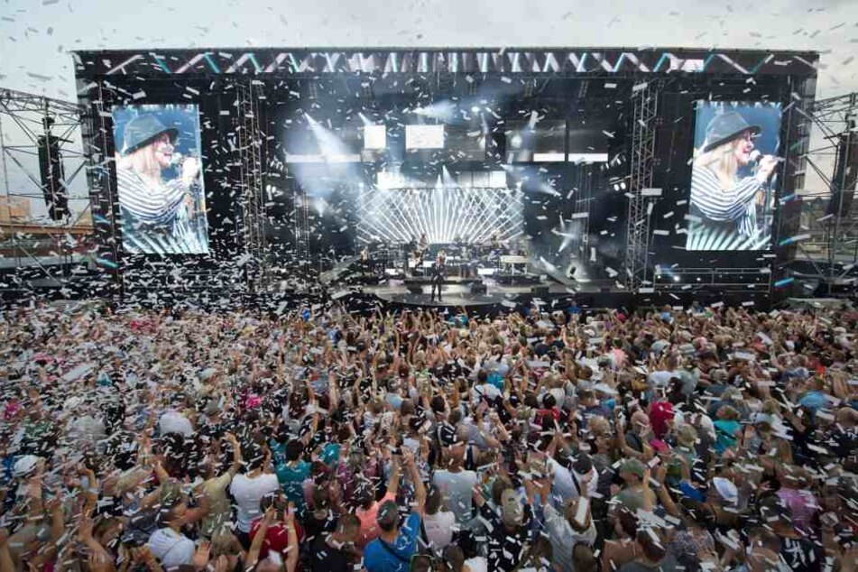 12 000 Fans vor der Bühne und nochmal so viele auf den Elbwiesen feiern bei jedem der vier Kaiser-Konzerte ihren Star.