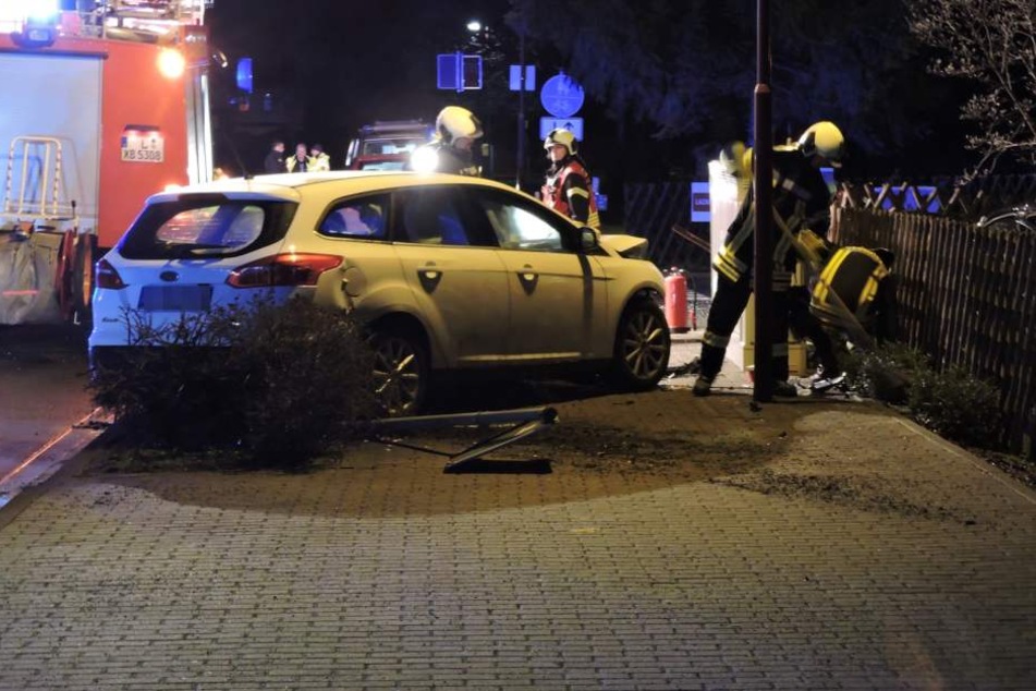 Der Ford Focus wurde ebenfalls herumgeschleudert. Dabei begrub er ein Schild unter sich.