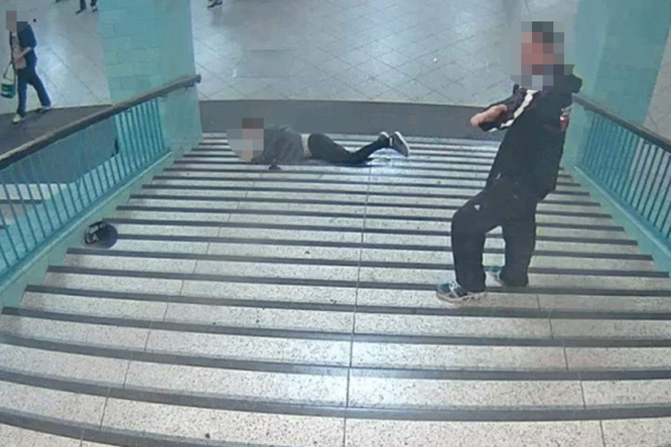 Nach seiner Tat dreht sich der Mann um und wird dadurch auch von vorne von der Überwachungskamera erfasst.