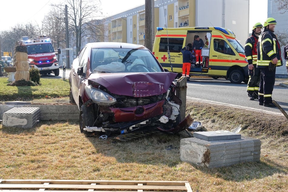 Der Mazda landete schwer beschädigt in einem Grundstück.