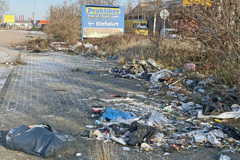 Das Areal ist an vielen Stellen mit viel Müll übersät.