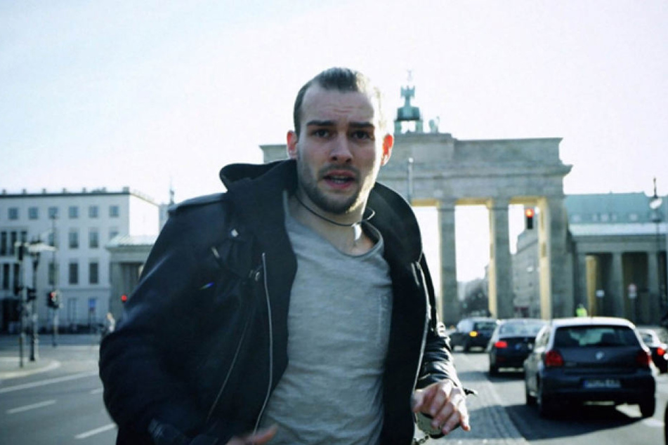 Mit Handschellen am Handgelenk rennt Chris (Eric Stehfest) durch Berlin - ist er etwa auf der Flucht?