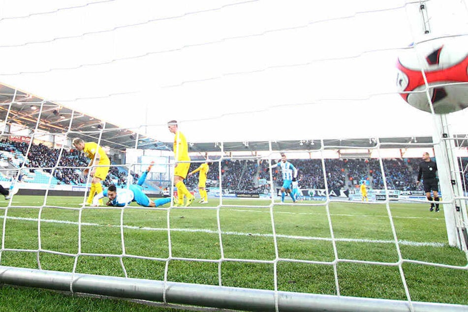 Daniel Frahn (am Boden) hat getroffen. Der Ball schlägt im Tor ein.