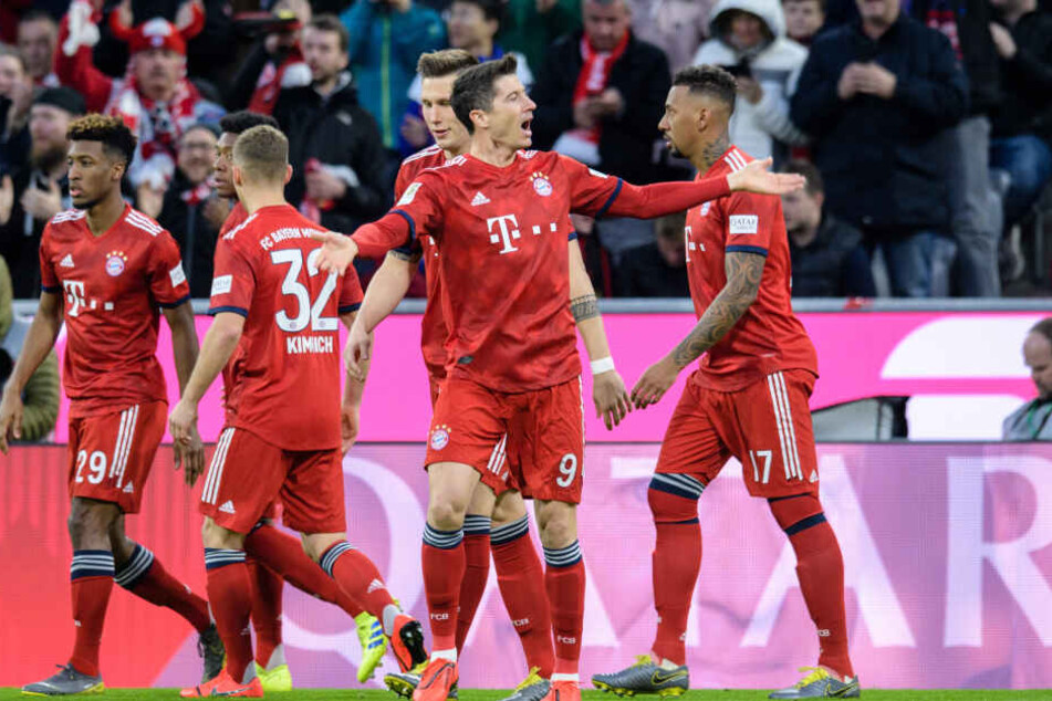 Frühe Führung: Robert Lewandowski (vorn) vom FC Bayern München jubelt über seinen Treffer zum 1:0 in der dritten Spielminute.