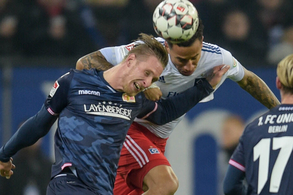 Sebastian Polter im Kopfballduell mit Leo Lacroix.