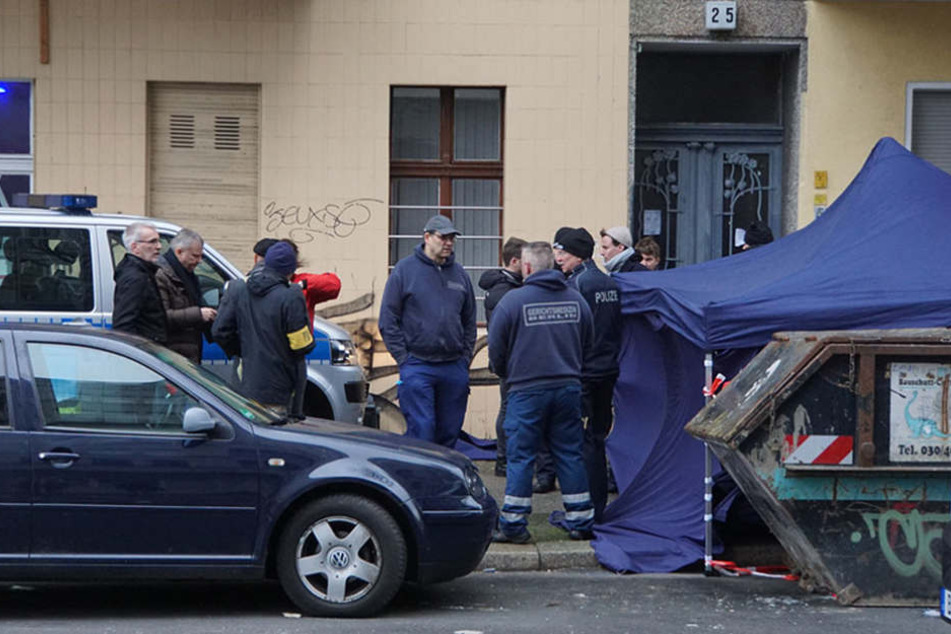 Der Schuttcontainer wurde unter einen Zelt für die weiteren Ermittlungen abgesichert.