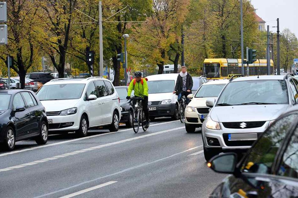 Linke, Grüne und SPD wollen den Radverkehr stärken. Auch der Schutzstreifen an der St. Petersburger Straße soll sicherer werden.
