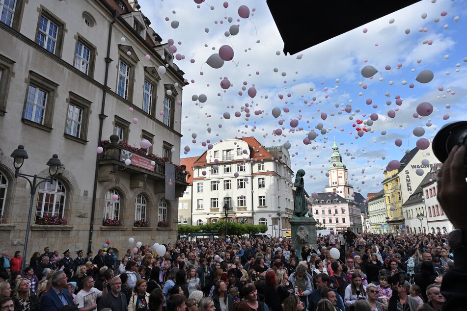 Bewegende Bilder aus Döbeln: Zahlreiche Luftballons wurden zum Gedenken an Valeriia (†9) in den Himmel gelassen.