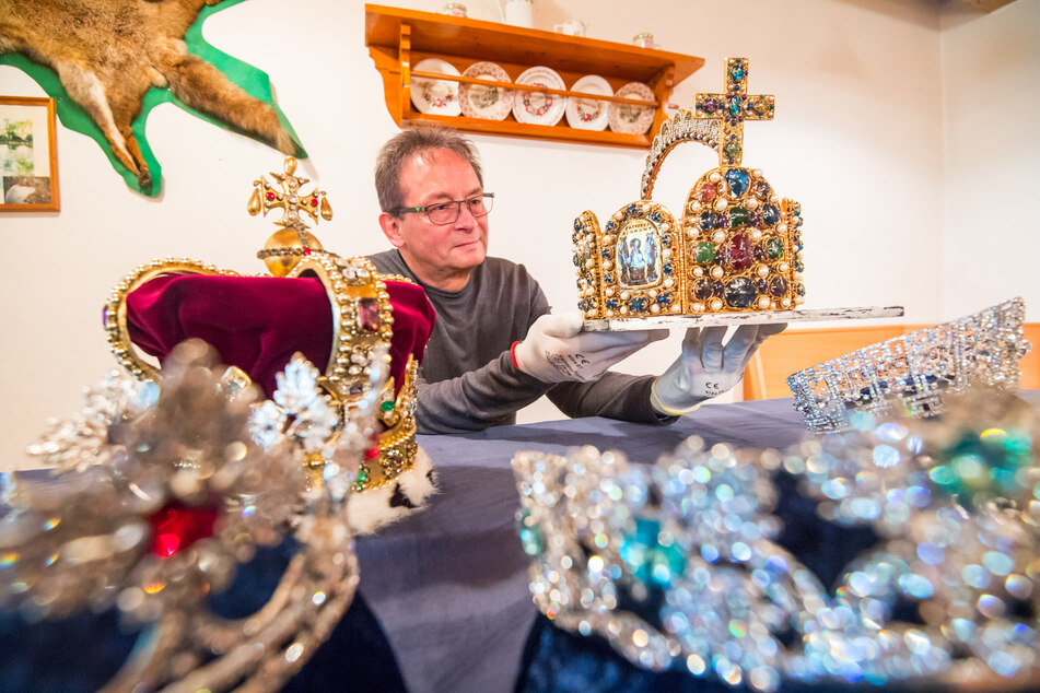 Museumsleiter Jürgen Zabel (62) zeigt ab September 2021 Kronjuwelen vieler Königshäuser in Dorfchemnitz.