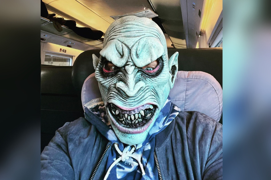 Als "Zombiekobold" zog Jan Delay (46) im Zug alle Blicke auf sich.