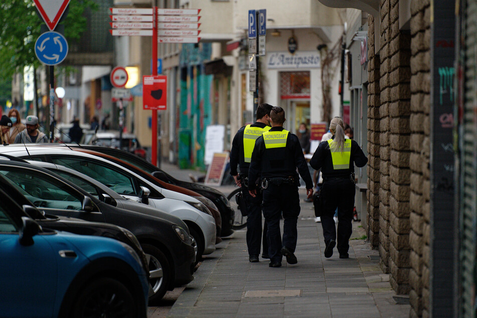 Mitarbeiter des Ordnungsamtes auf den Straßen von Köln.