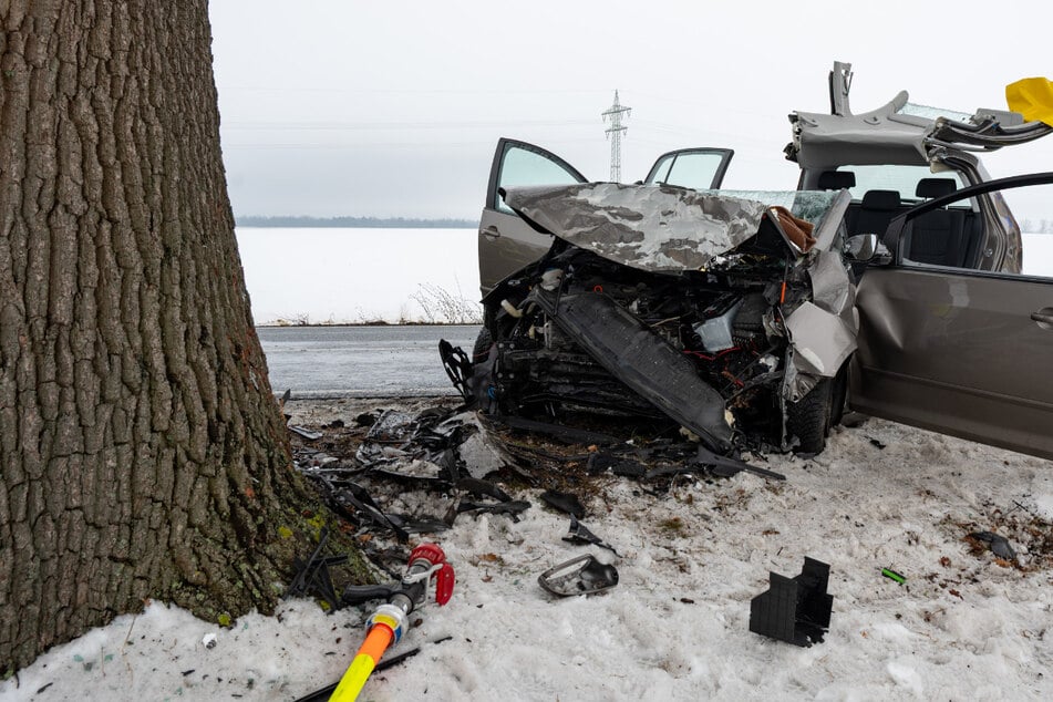 Heftiger Unfall: Volkswagen-Fahrer kracht frontal gegen Baum