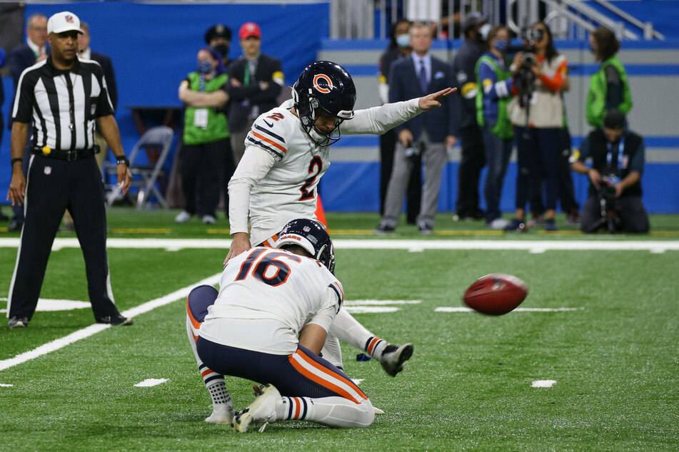 Bears place kicker Cairo Santos kicks the game-winning field goal as time expires.