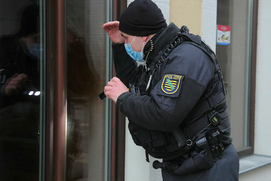 Ein Polizist schaut, ob der Laden auch wirklich geschlossen ist. Bei der Überwachung rückfallgefährdeter Sexualstraftäter geben sich sächsische Behörden weit weniger Mühe.