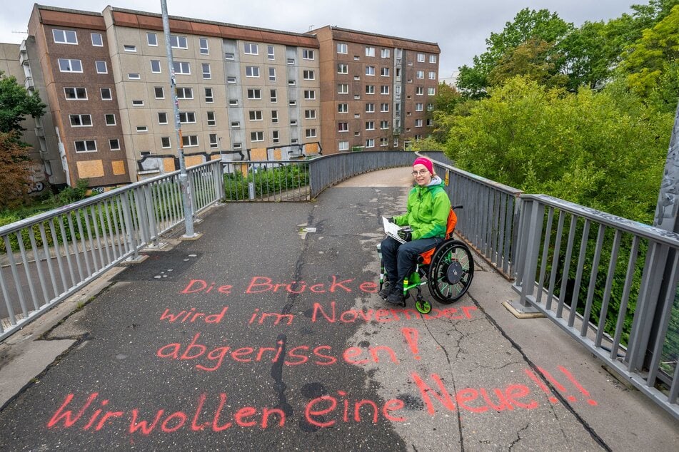 Unübersehbarer Protest auf dem Asphalt: Mit roter Kreide fordern Anwohner einen Ersatz für die Hainbrücke.