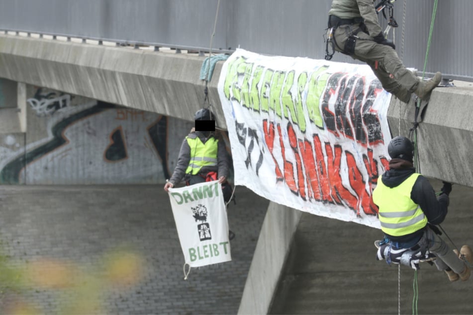 Prozess um Abseilaktion auf A4: Sozialstunden für Klima-Hänger!