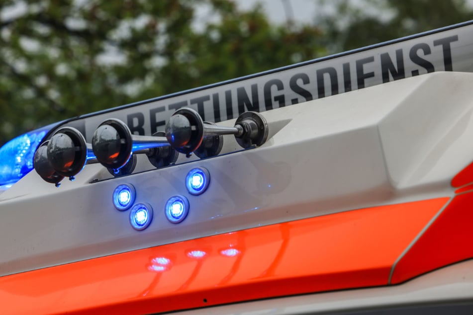 Nach einem Unfall in Schwaben rückten 17 Einsatzfahrzeuge aus. (Symbolbild)
