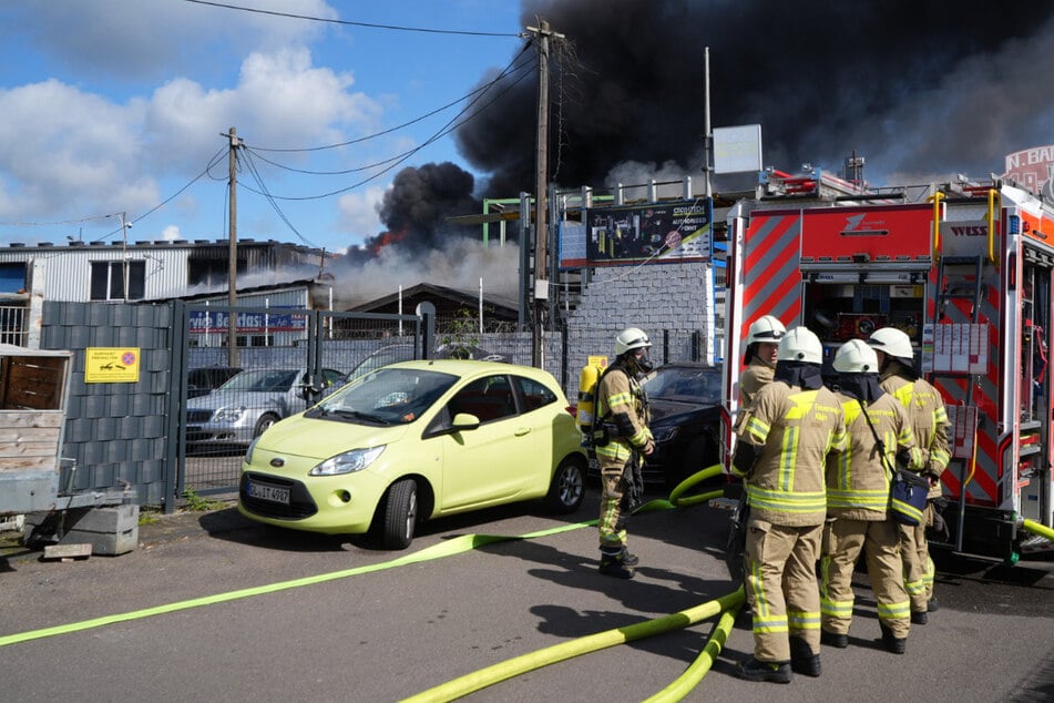 Köln: Hauptquartier von Ultra-Fangruppe betroffen: Werkstatt in Köln in Flammen