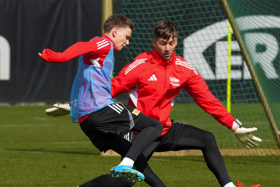 Linus Güther (l.) trainiert mit 16 Jahren regelmäßig bei den Union-Profis mit.