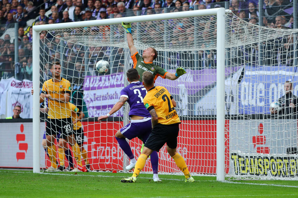 In Aue kassierte Dynamo-Keeper Kevin Broll in der Hinrunde vier Stück, hier das 3:1 durch Pascal Testroet. Am Sonntag soll dagegen hinten die Null stehen.