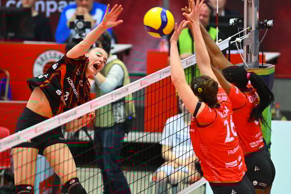 Jette Kuipers (l.) sorgte frühzeitig für klare Verhältnisse im Hinspiel gegen Mulhouse.