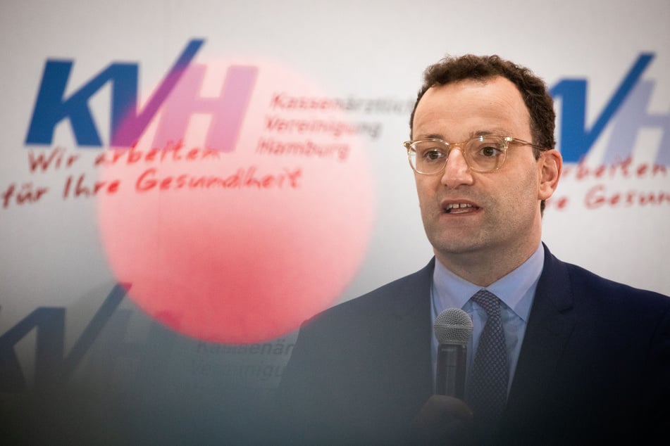 Jens Spahn (39, CDU) reagiert auf das Anliegen des Models.