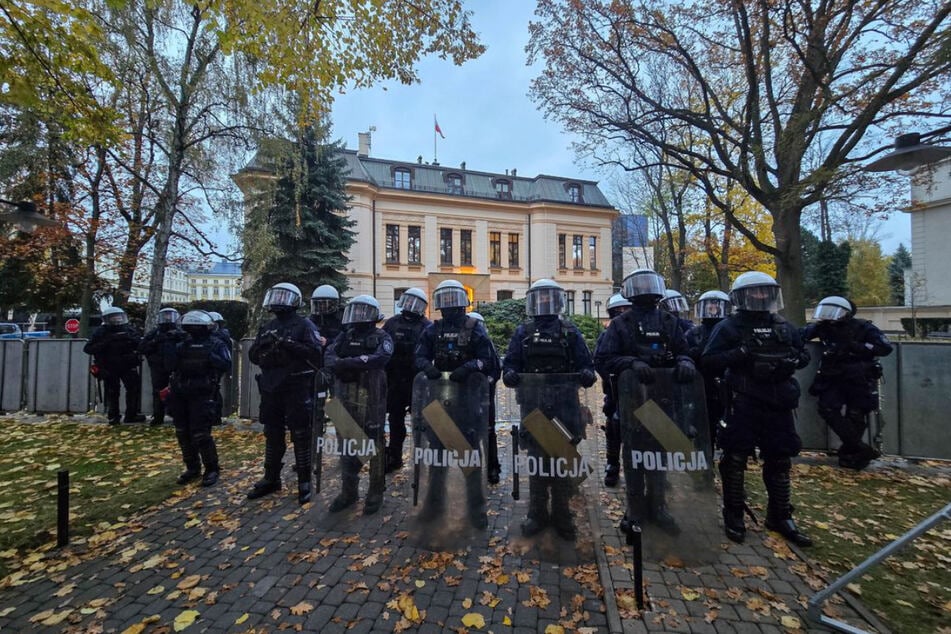 Polizisten vor dem Gebäude des Verfassungsgerichts.