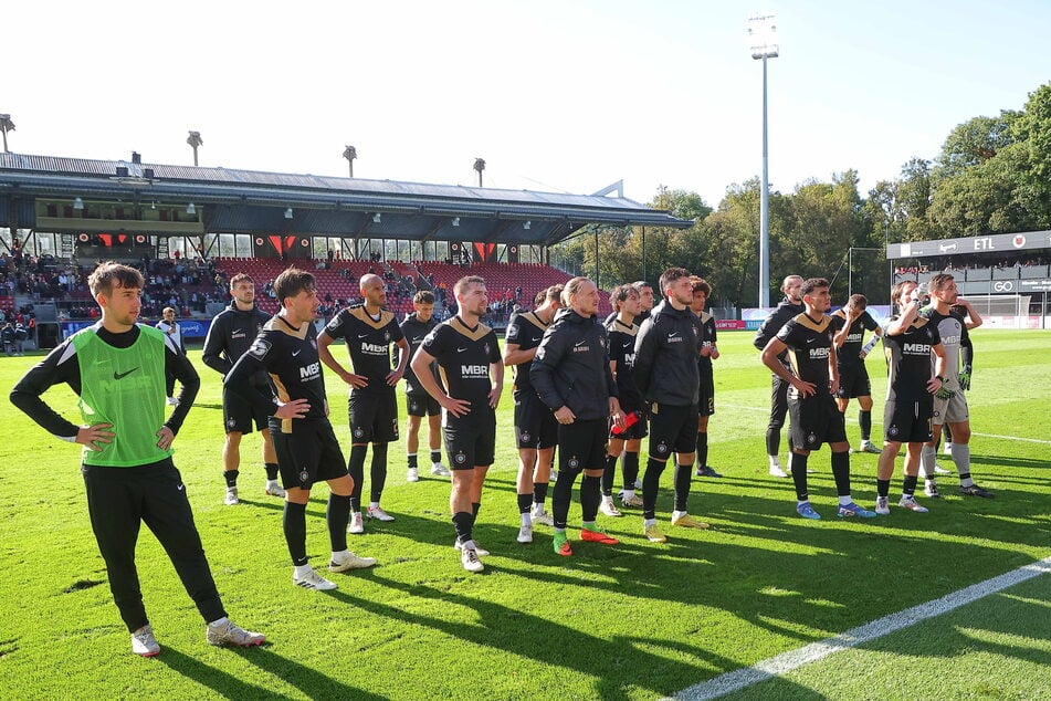 Diesmal gab es keinen Applaus: Die Spieler mussten sich von den mitgereisten Fans einiges anhören.