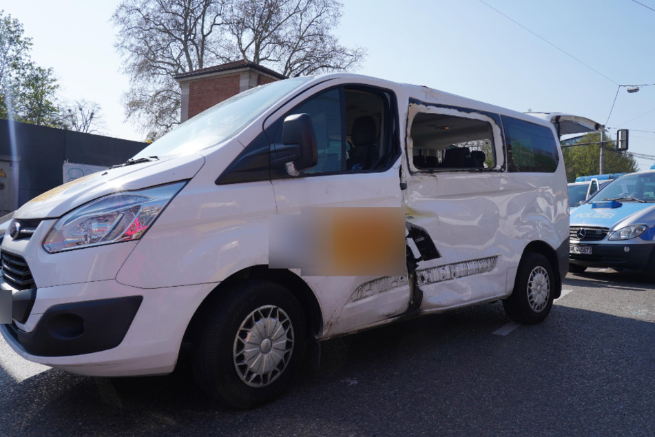 Der Transporter wurde stark beschädigt.