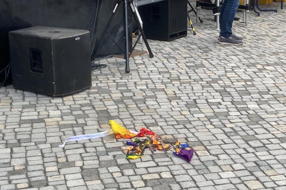 Machdemonstration von ganz rechts: Mit vereinten Kräften gelang es, eine Regenbogenfahne in Brand zu setzen.