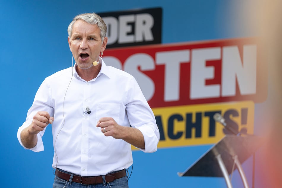 Björn Höcke (52, AfD), Landesfraktions- und Parteivorsitzender sowie Spitzenkandidat seiner Partei, spricht beim Wahlkampf AfD Thüringen auf dem Marktplatz.