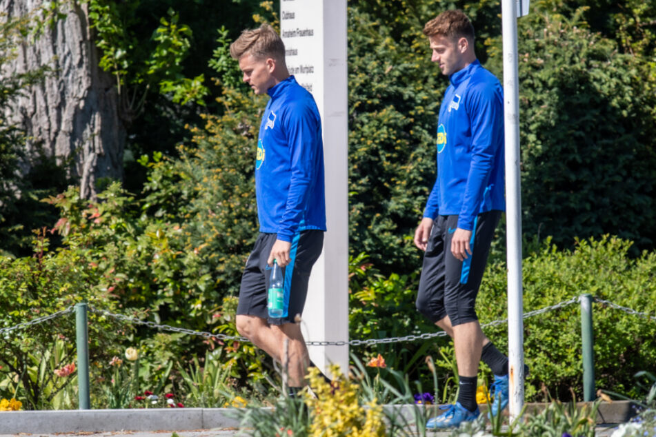 Maximilian Mittelstädt (l) und Lukas Klünter betreten den Übungsplatz zum Training von Hertha BSC. Aufgrund der Maßnahmen zur Eindämmung des Coronavirus findet das Training von Fußball-Bundesligist Hertha BSC weiter unter Ausschluss der Öffentlichkeit statt.