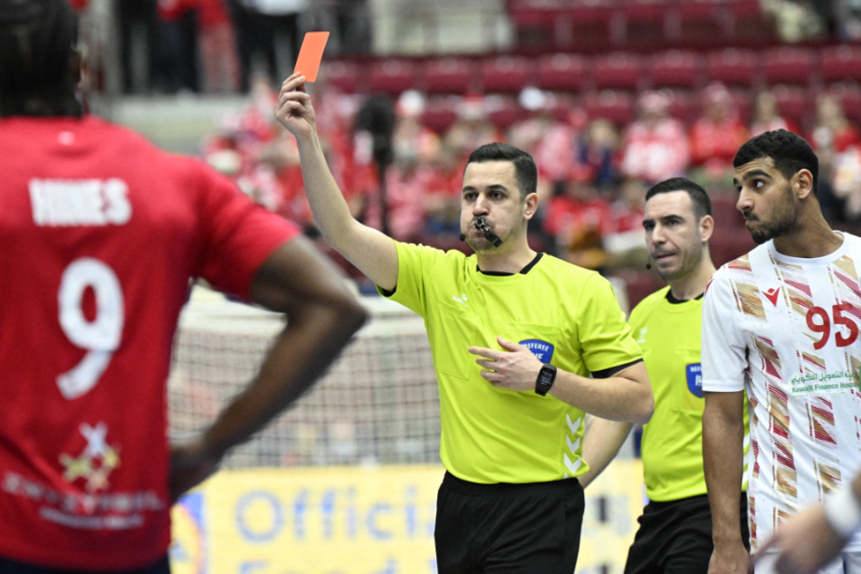 Der Referee zeigte Paul Skorupa (23, nicht im Bild) den roten Karton. Später folgte auch noch die Blaue Karte.