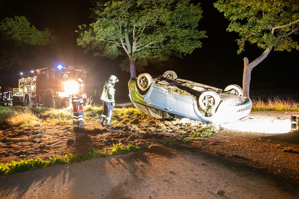 Ein Ford überschlug sich in der Nacht auf Sonntag im Erzgebirge. Der Fahrer wurde verletzt in ein Krankenhaus gebracht.