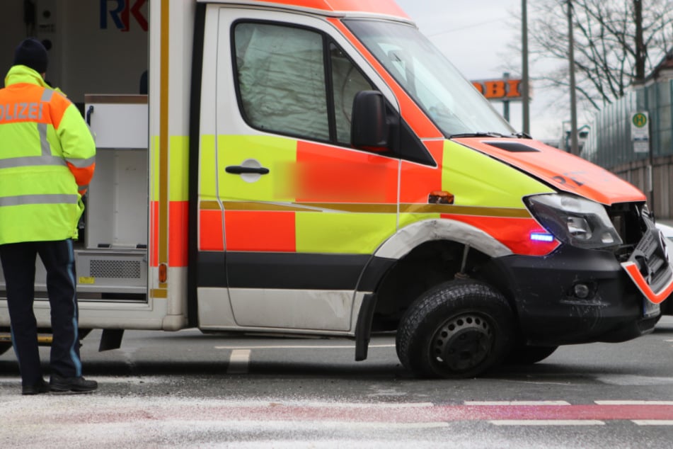 Durch den Unfall war die Einsatzfahrt schnell beendet - Personen wurden teils verletzt.