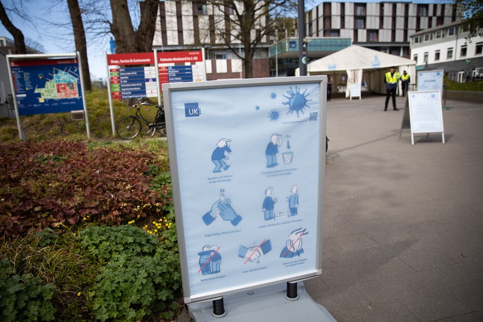Ein Schild mit Hygieneregeln steht am Haupteingang des Universitätskrankenhauses Hamburg-Eppendorf (UKE).