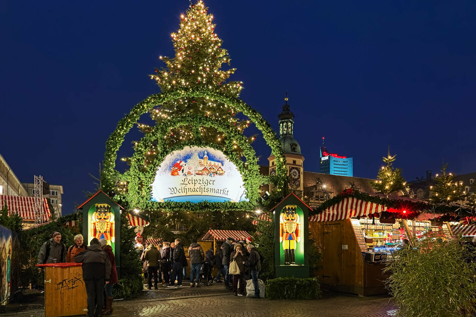 Der Leipziger Weihnachtsmarkt präsentiert ein vielfältiges Angebot an weihnachtlicher Dekoration, traditioneller Schnitzkunst, Speisen und Getränken.