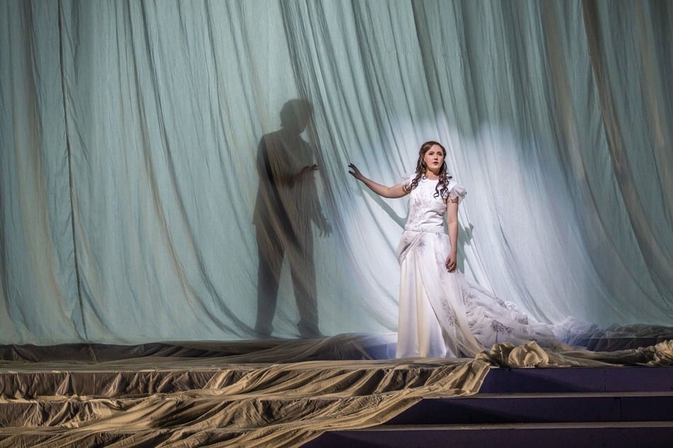 Am ersten Weihnachtsfeiertag läuft am Theater Magdeburg eine Vorstellung von "La Traviata".