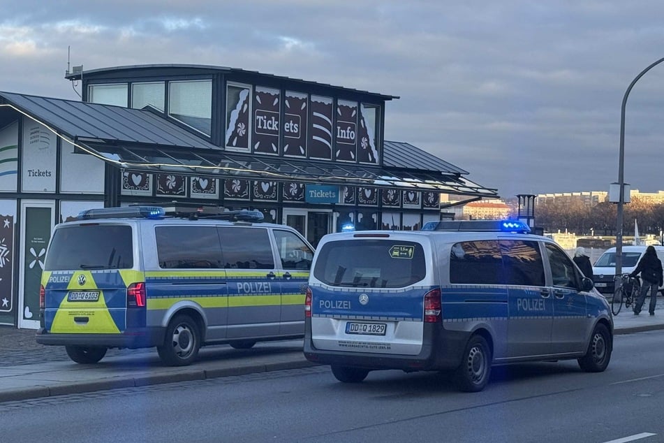 Wegen eines gestürzten Radfahrers war die Polizei am Terrassenufer im Einsatz.