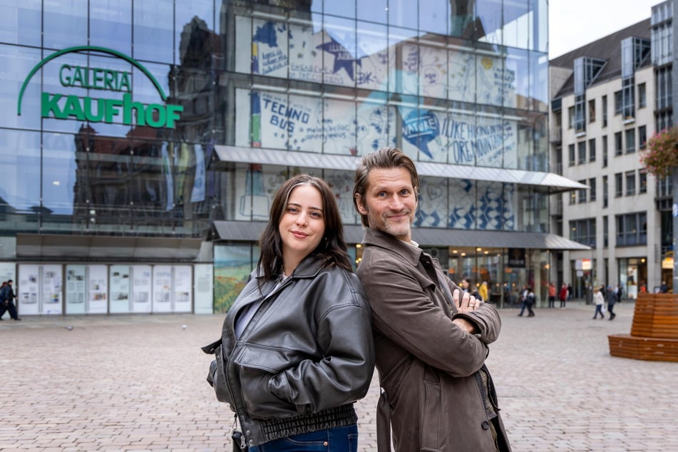 Künstlern Ulrike "Uller" Schell (27) und Joerg Fieback (53), Chef der Werbeagentur Zebra, stehen vor der neu gestalteten Kaufhof-Fassade am Neumarkt.