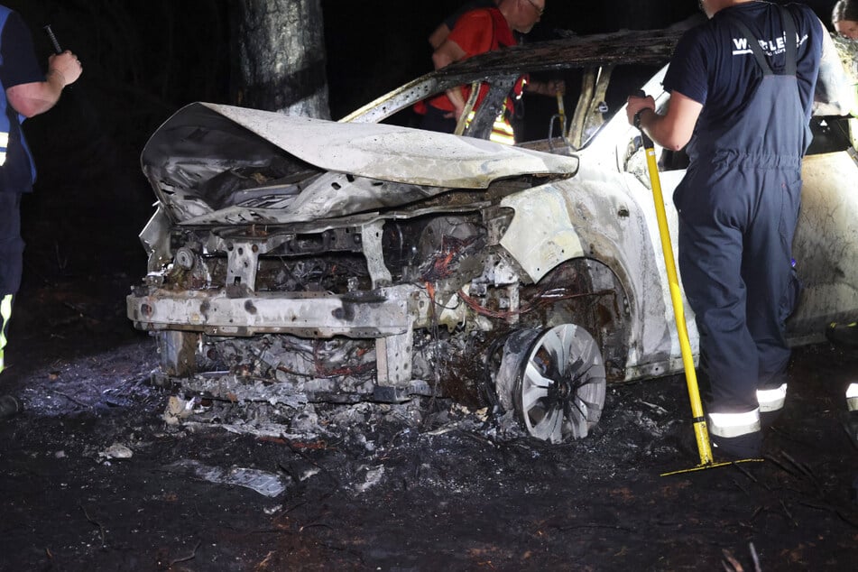 Das Auto brannte im Nu lichterloh und setzte den umliegenden Wald in Flammen.