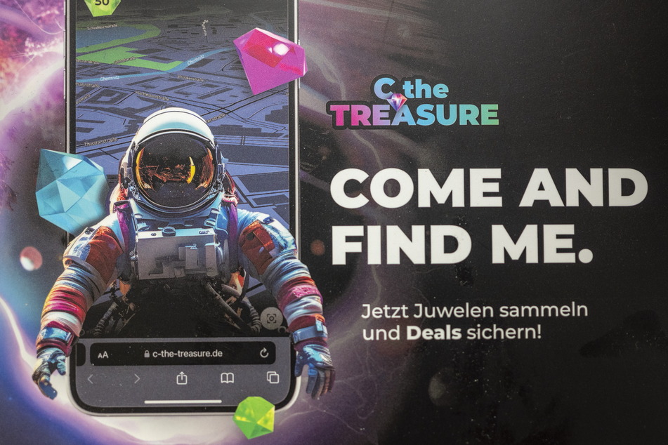 Diese Flyer zum Spiel "C the Treasure" verteilte ein Werber im Astronautenkostüm - aber nicht an alle Geschäfte.