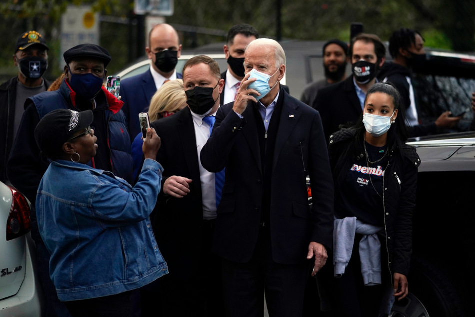 Joe Biden (77, M), Präsidentschaftskandidat der Demokraten, trifft Anwohner gegenüber des Joseph R. Biden Jr. Aquatic Center in Wilmington (US-Bundesstaat North Carolina).