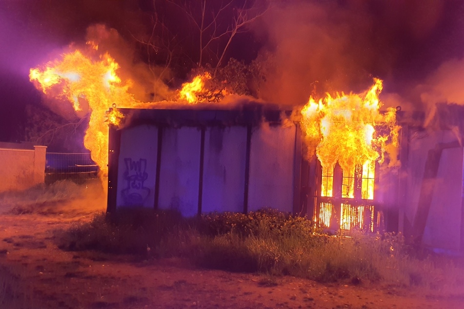 Acht Tote nach schwerem Brand: Mehrere Wohncontainer stehen in Flammen